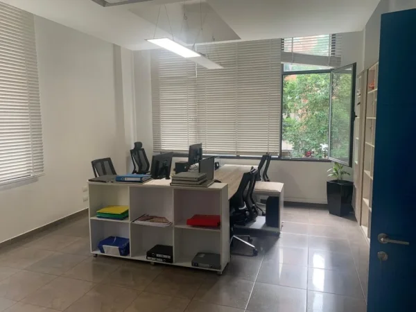 Tirane, jepet me qera ambjent biznesi Kati 1, 90 m² 900 € / MUAJ  ,(KOMUNA E PARISIT)