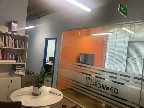 Tirane, jepet me qera ambjent biznesi Kati 1, 90 m² 900 € / MUAJ  ,(KOMUNA E PARISIT)