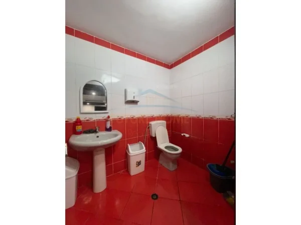 Tirane, jepet me qera ambjent biznesi Kati -1, 150 m² 800 € (Rruga 5-Maj)