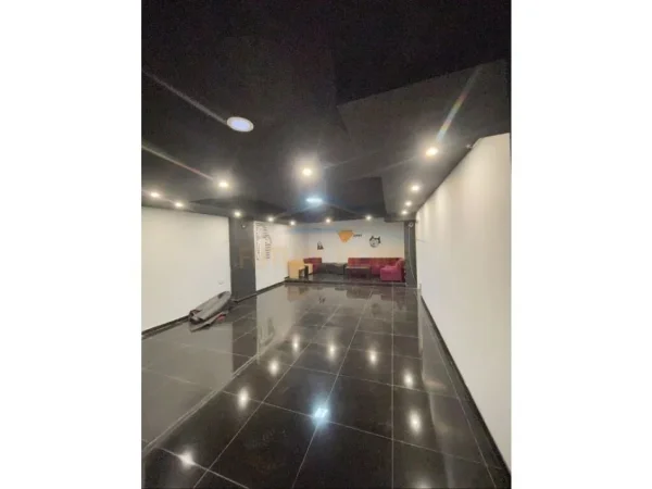 Tirane, jepet me qera ambjent biznesi Kati -1, 150 m² 800 € (Rruga 5-Maj)