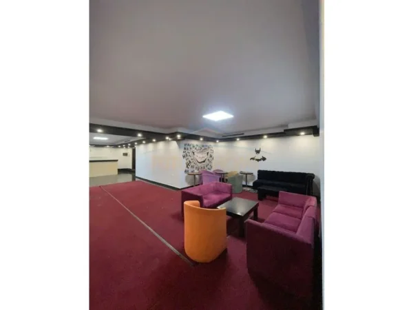 Tirane, jepet me qera ambjent biznesi Kati -1, 150 m² 800 € (Rruga 5-Maj)