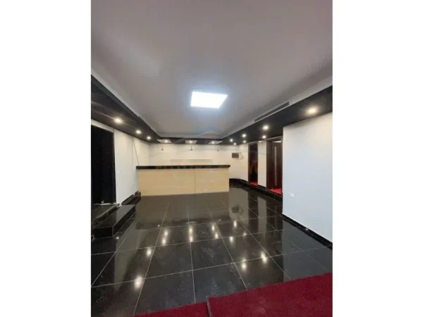 Tirane, jepet me qera ambjent biznesi Kati -1, 150 m² 800 € (Rruga 5-Maj)