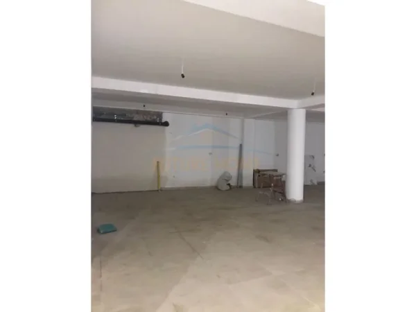 Tirane, jepet me qera magazine Kati -1, 284 m² 1.000 € (Laprake)