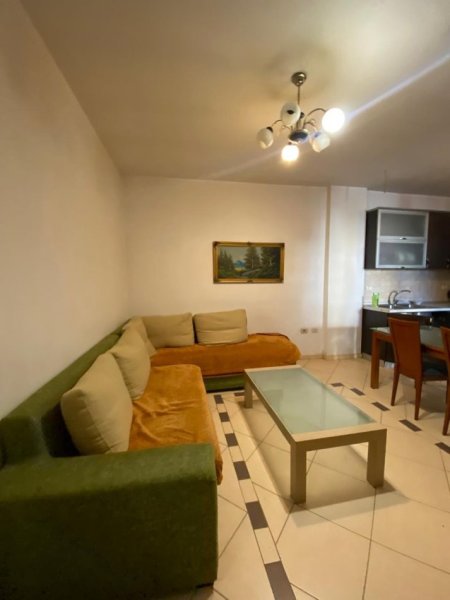 Tirane, jepet me qera apartament 2+1+Ballkon Kati 2, 5 m² 650 € (Selvia)