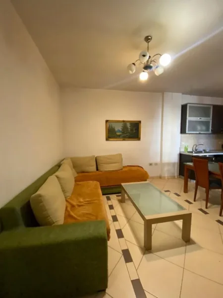 Tirane, jepet me qera apartament 2+1+Ballkon Kati 2, 5 m² 650 € (Selvia)