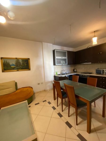 Tirane, jepet me qera apartament 2+1+Ballkon Kati 2, 5 m² 650 € (Selvia)