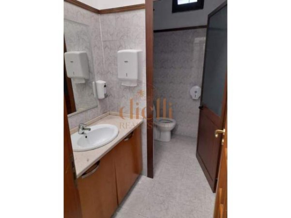 Tirane, shitet ambjent biznesi Kati 0, 202 m² 606.000 Euro (Stacioni Trenit)