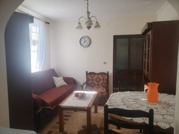 Tirane, jepet me qera apartament 2+1 Kati 1, 90 m² 400 Euro (Laprake)