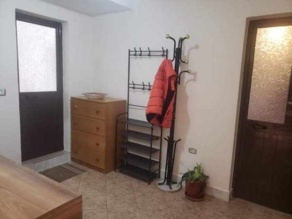 Tirane, jepet me qera apartament 2+1 Kati 1, 90 m² 400 Euro (Laprake)