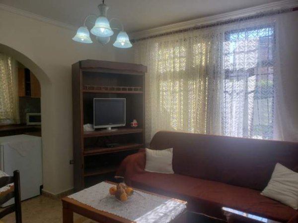 Tirane, jepet me qera apartament 2+1 Kati 1, 90 m² 400 Euro (Laprake)