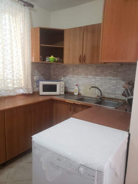 Tirane, jepet me qera apartament 2+1 Kati 1, 90 m² 400 Euro (Laprake)