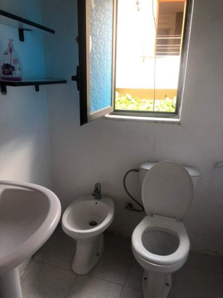 Tirane, jepet me qera garsonier 1+1 Kati 1, 45 m² 25.000 Leke (ish Poligrafiku)