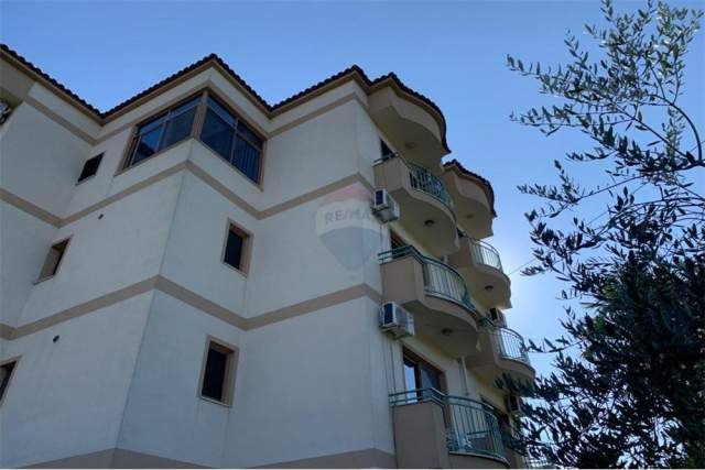 Durres, shitet hotel Kati 0, 1.520 m² 800.000 Euro (Shitet Godine 4 katshe ne Durres, Qerret shume pra)