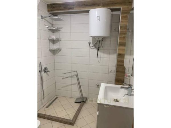 Tirane, jepet me qera apartament 2+1 Kati 1, 90 m² 420 Euro (SAUK)