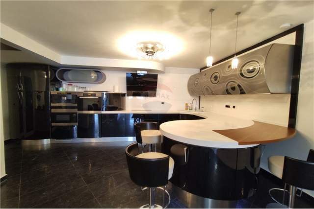 Tirane, jepet me qera apartament 3+1 295 m² 2.000 Euro (bllok)