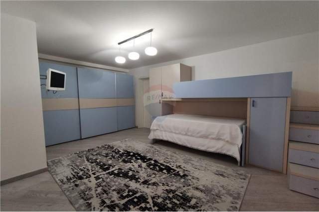 Tirane, jepet me qera apartament 3+1 295 m² 2.000 Euro (bllok)
