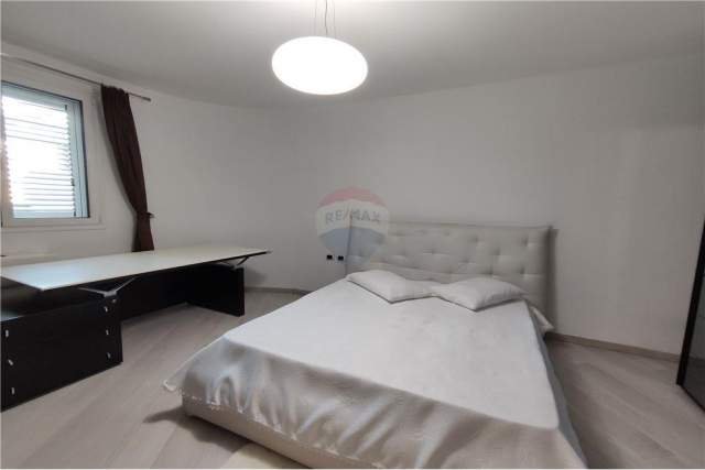 Tirane, jepet me qera apartament 3+1 295 m² 2.000 Euro (bllok)