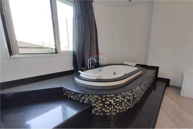 Tirane, jepet me qera apartament 3+1 295 m² 2.000 Euro (bllok)