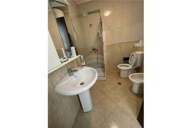 Tirane, jepet me qera apartament 1+1 66 m² 450 Euro (TIRANE E RE)