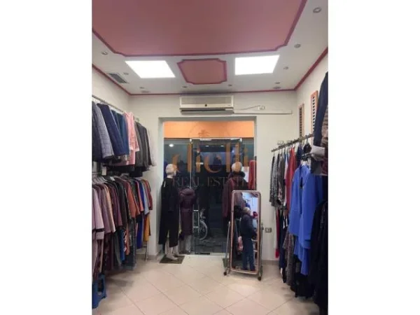 Tirane, shitet dyqan Kati 1, 37 m² 195.000 Euro (Stacioni Trenit)