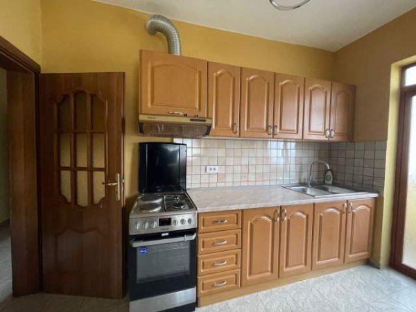 Tirane, jepet me qera apartament 1+1+BLK Kati 4, 70 m² 400 Euro (rruga Kavajes)