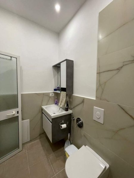 Tirane, jepet me qera apartament 1+1+BLK Kati 4, 70 m² 400 Euro (rruga Kavajes)