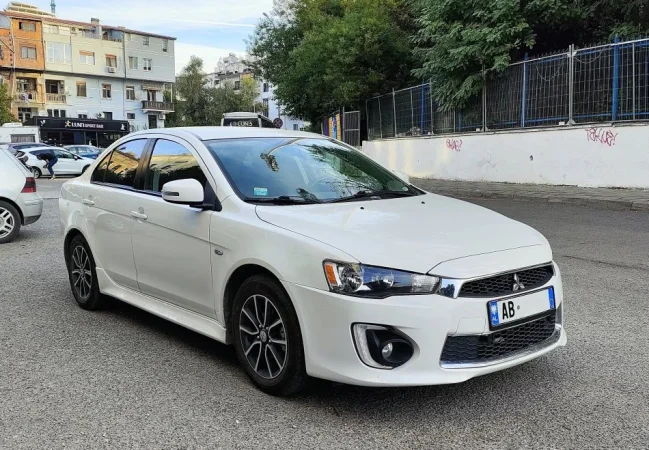 Tirane, shitet makine Mitsubishi Lancer Benzin+Gaz, e bardhë automatik Klima 96.000 km