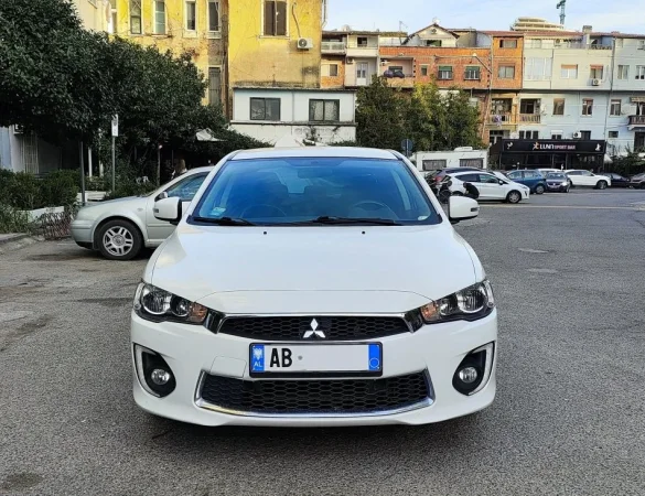 Tirane, shitet makine Mitsubishi Lancer Benzin+Gaz, e bardhë automatik Klima 96.000 km