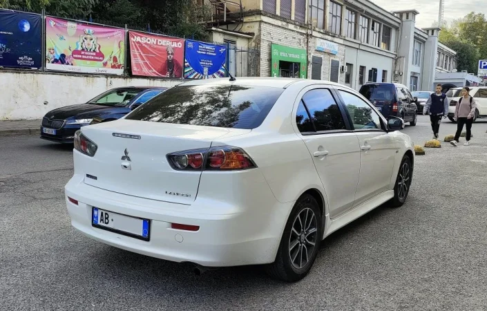 Tirane, shitet makine Mitsubishi Lancer Benzin+Gaz, e bardhë automatik Klima 96.000 km