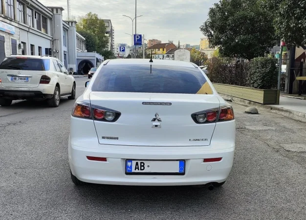 Tirane, shitet makine Mitsubishi Lancer Benzin+Gaz, e bardhë automatik Klima 96.000 km