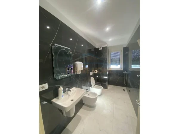 Tirane, jepet me qera ambjent biznesi Kati 9, 143 m² 1.500 € (Rruga e Kosovarëve.)