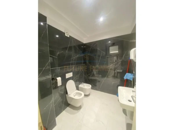 Tirane, jepet me qera ambjent biznesi Kati 9, 143 m² 1.500 € (Rruga e Kosovarëve.)