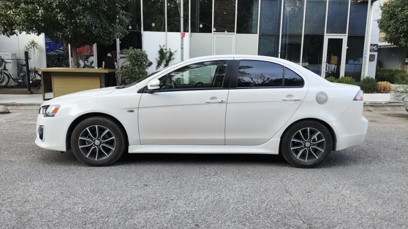 Tirane, shitet makine Mitsubishi Lancer Benzin+Gaz, e bardhë automatik Klima 96.000 km