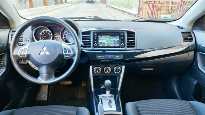 Tirane, shitet makine Mitsubishi Lancer Benzin+Gaz, e bardhë automatik Klima 96.000 km