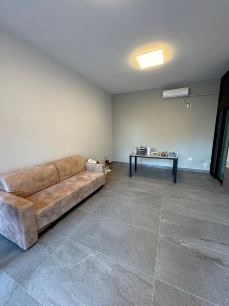 Durres, jepet me qera ambjent biznesi , 30 m² 300 € (VOLLGA DURRES!)