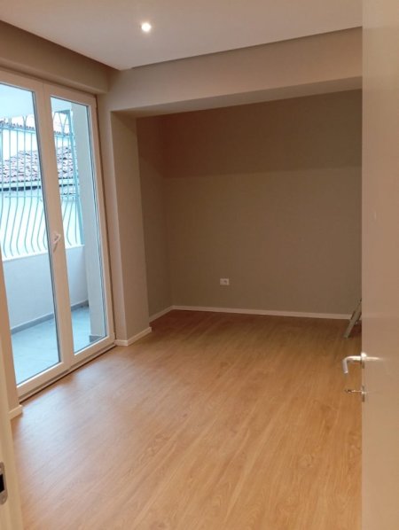 Tirane, jepet me qera ambjent biznesi Kati 1, 95 m² 950 € (rruga e kavajes)