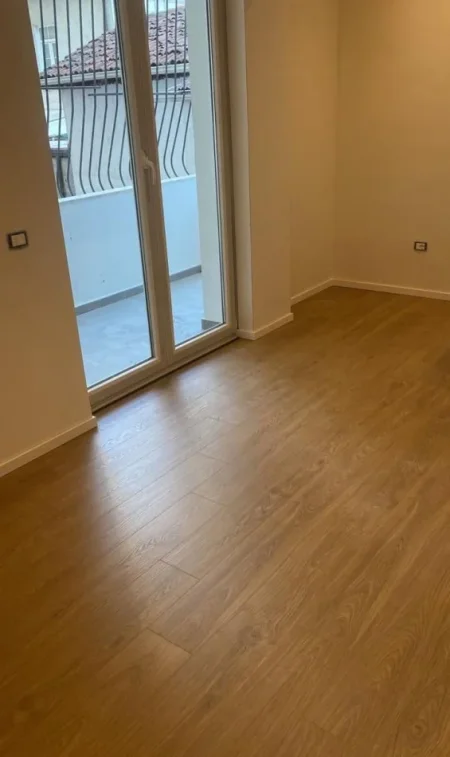 Tirane, jepet me qera ambjent biznesi Kati 1, 95 m² 950 € (rruga e kavajes)