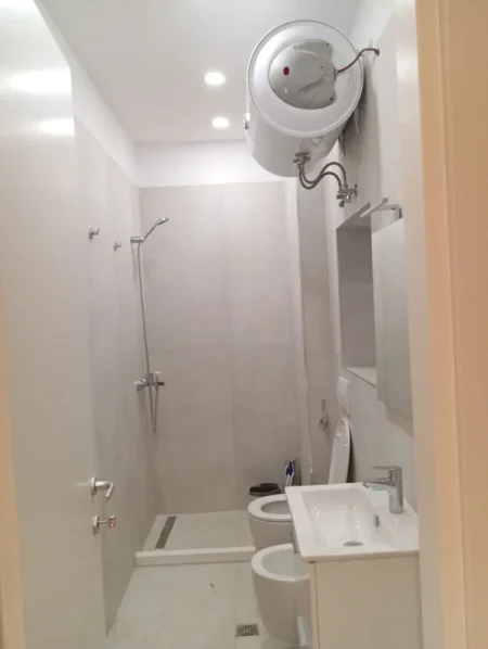 Tirane, jepet me qera ambjent biznesi Kati 1, 95 m² 950 € (rruga e kavajes)