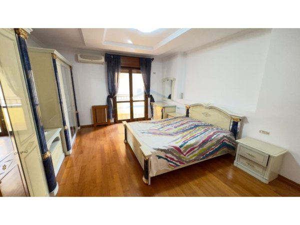 Tirane, jepet me qera apartament 3+1+Aneks+Ballkon Kati 8, 200 m² 1.000 € (Komuna e Parisit)