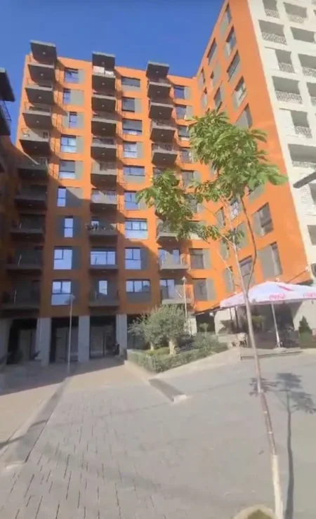 Tirane, jepet me qera ambjent biznesi Kati 0, 82 m² 1.000 €