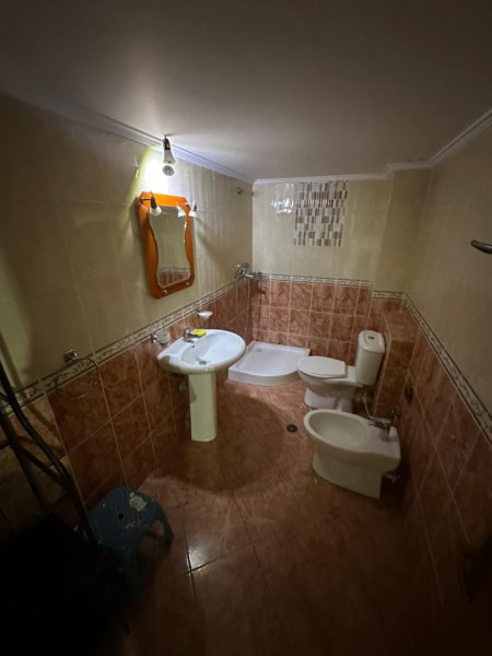 Tirane, jepet me qera apartament 2+1+Ballkon Kati 3, 100 m² 500 € (Komuna e Parisit)