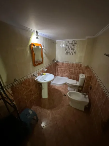 Tirane, jepet me qera apartament 2+1+Ballkon Kati 3, 100 m² 500 € (Komuna e Parisit)