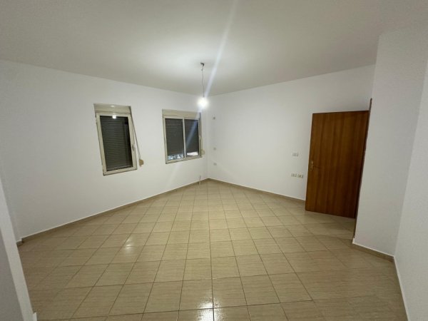 Tirane, jepet me qera apartament 2+1+Ballkon Kati 3, 100 m² 500 € (Komuna e Parisit)