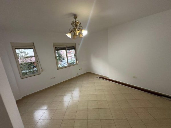 Tirane, jepet me qera apartament 2+1+Ballkon Kati 3, 100 m² 500 € (Komuna e Parisit)