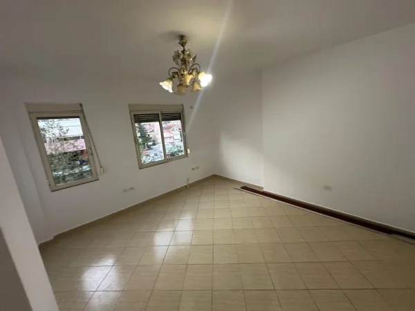 Tirane, jepet me qera apartament 2+1+Ballkon Kati 3, 100 m² 500 € (Komuna e Parisit)