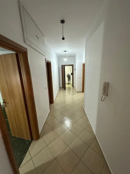 Tirane, jepet me qera apartament 2+1+Ballkon Kati 3, 100 m² 500 € (Komuna e Parisit)