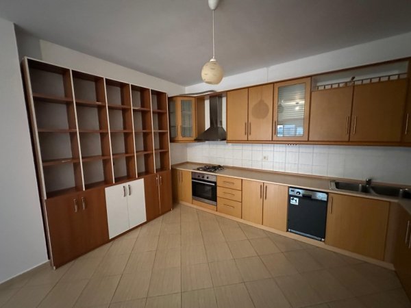 Tirane, jepet me qera apartament 2+1+Ballkon Kati 3, 100 m² 500 € (Komuna e Parisit)