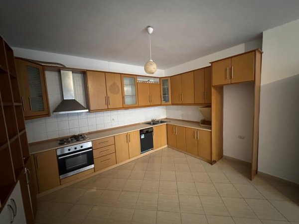 Tirane, jepet me qera apartament 2+1+Ballkon Kati 3, 100 m² 500 € (Komuna e Parisit)