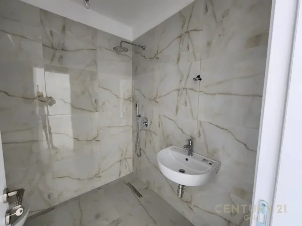 Tirane, jepet me qera zyre Kati 1, 136 m² 1.300 € (Pediatria,QSUT)