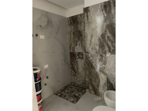 Tirane, jepet me qera zyre Kati 17, 160 m² 2.100 € (Rruga e kavajes)